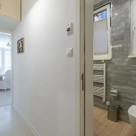 Aristocratic Elegant 2 Bdrm Spacious Center