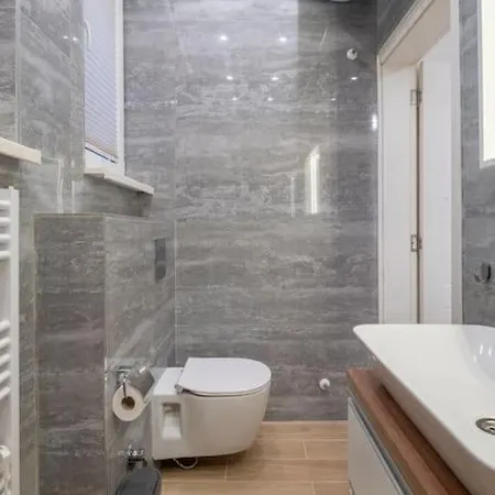 Aristocratic Elegant 2 Bdrm Spacious Center