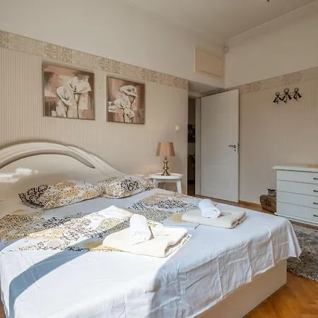 Aristocratic Elegant 2 Bdrm Spacious Center * Sófia