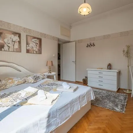 Aristocratic Elegant 2 Bdrm Spacious Center